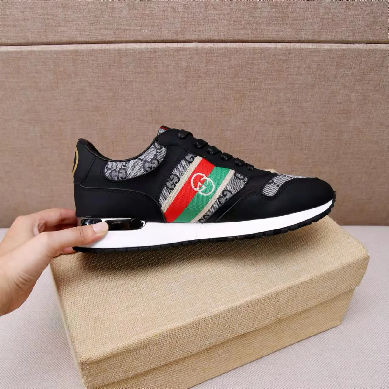 Factory price: 400💰[Gucci men's sports shoes] Gucci fashionable casual men's shoes🇨🇳Original 1:1 mold opening, new model debuts first💯Not high-profile but avant-garde, simple, low-key and fashionable, super versatile style🌿Made of original cowhide➕Sheepskin lining🎋The version is comfortable on the feet, first-class workmanship🍍Number: 38-44, (45 customized)